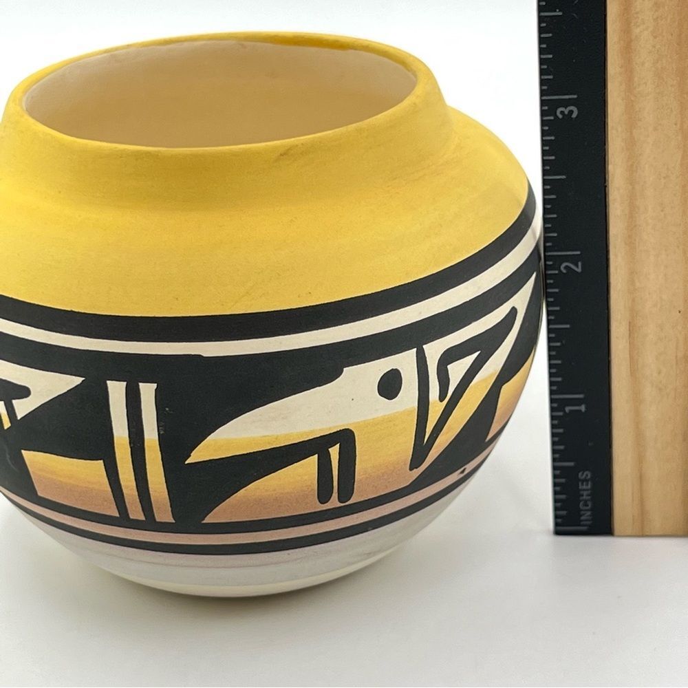 Vintage Lee USAโ Navajo Black White Yellow Bird Pottery Bowl Pot Vase Mesa Verde - Picture 8 of 9